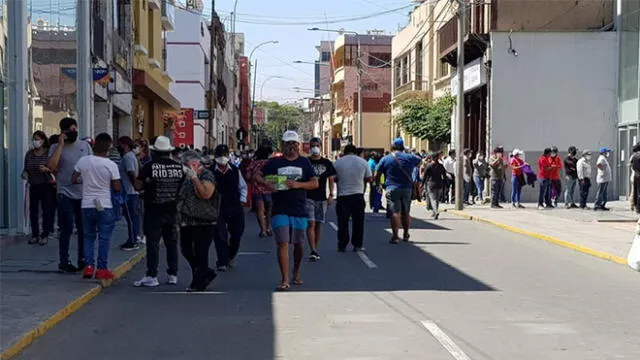 Los bancos, financieras y cajeros de la céntrica avenida San Martín registraron interminables colas con cientos de personas.