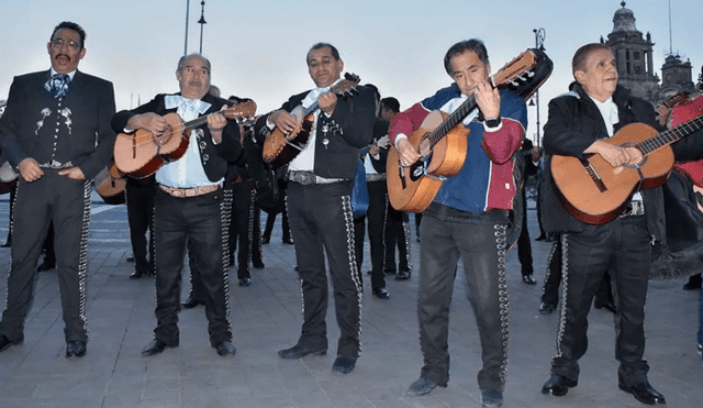 Mariachis le hacen especial pedido a AMLO con divertida serenata [VIDEO]
