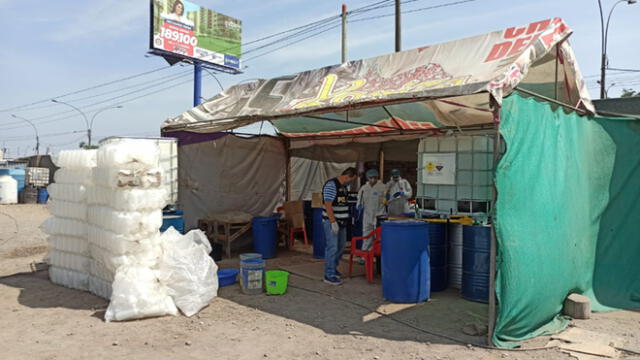 Peritos de la Policía acudieron al lugar para inspeccionar el alcohol encontrado. (Foto: GLR - URPI)