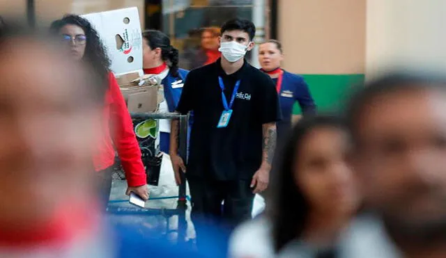 Pasajeros del aeropuerto Arturo Merino Benítez en Santiago de Chile portando mascarillas para evitar el contagio del coronavirus. Foto: EFE