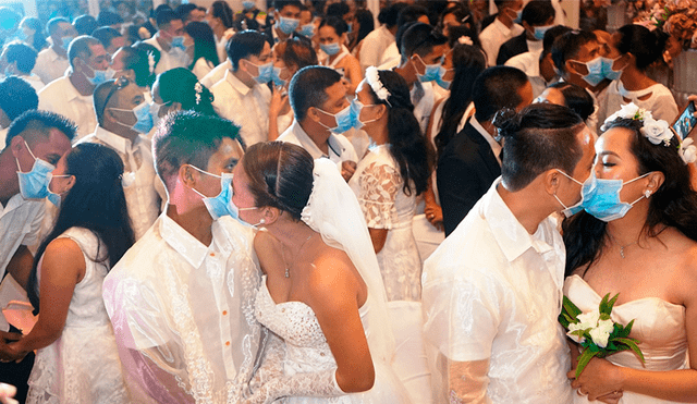 220 parejas con la mascarilla puesta se casaron en la ciudad filipina de Bacolod en febrero de 2020. Foto: Captura / rtve