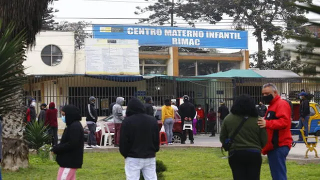 Personas esperan a los exteriores del Centro Materno Infantil del Rímac. Créditos: Flavio Matos / La República.