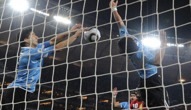 Luis Suárez salvó a Uruguay de un gol en el último minuto ante Ghana en el 2010. Foto: AFP