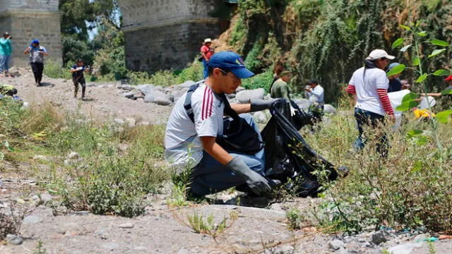 Venezolanos limpian cauce de río Chili en agradecimiento a arequipeños [FOTOS]