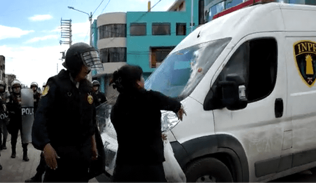 Huancayo: lanzan huevos a vehículo del INPE que trasladaba a femicida