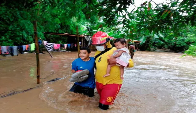 Labores de rescate en la ciudad de Tela en el Caribe hondureño, una zona inundada a causa del huracán Eta. Foto: Cuerpo de Bomberos de Honduras/EFE