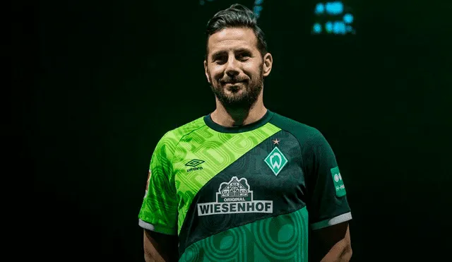 Claudio Pizarro fue imagen de la camiseta especial por los 120 años del Werder Bremen