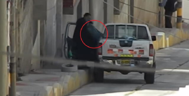 Puno. Video muestra un presunto hurto de combustible de parte de la Policía.