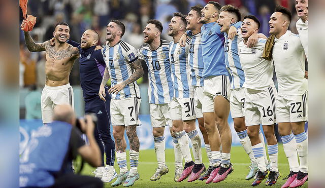 Jugadores de la Selección de Argentina celebraron con la hincha su pase a la final de Qatar 2022. Foto: EFE