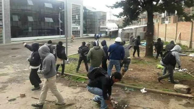 Estudiantes de la Universidad Nacional del Altiplano se enfrentan 
