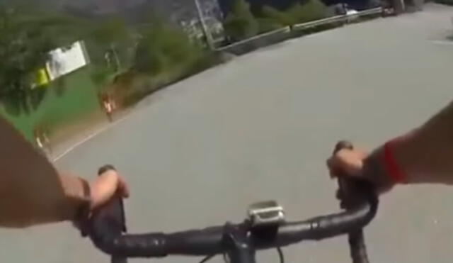En YouTube, ciclista graba impactante instante en que cae por un barranco | VIDEO