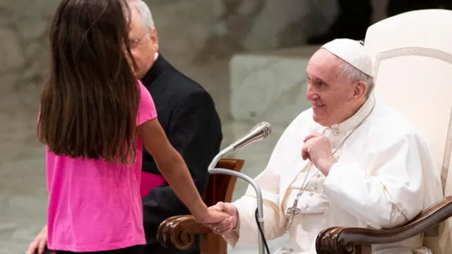 Niña interrumpe audiencia del Papa Francisco en el Vaticano