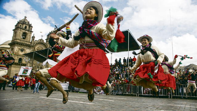 Cusco recibió homenaje de escolares de secundaria