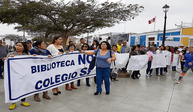 En pie de lucha. Exalumnas y madres de familia de IE Hermanos Blanco llegaron con carteles a Plaza de Armas.