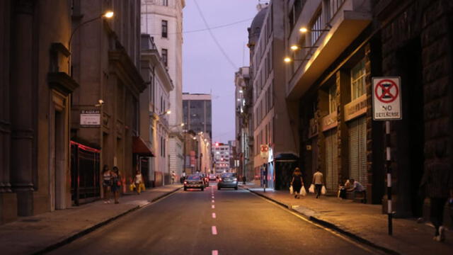 Algunas calles del Centro de Lima lucen menos vacías que un fin de semana habitual. Ciudadanos esperan pronunciamiento de presidente a las 8 de la noche. (Foto: Aldair Mejía)