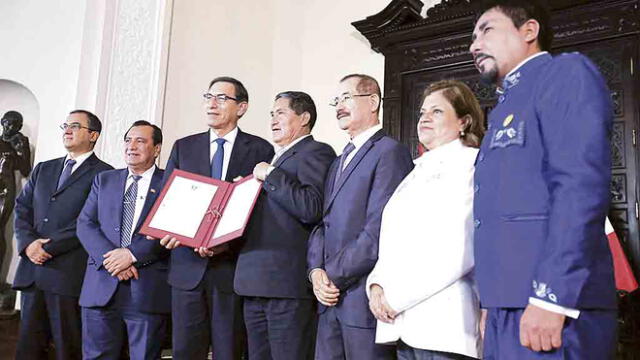 Jefe de Estado suscribe decreto que transfiere presupuesto a gobiernos regionales y locales para proyectos de salud y educaciÛn.