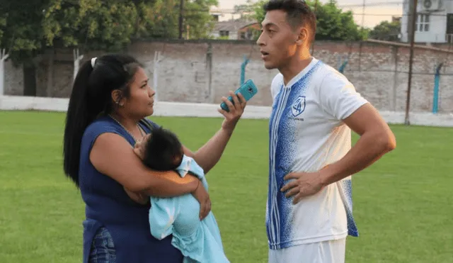 Periodista cubre partido de fútbol con su bebé en brazos [FOTOS]