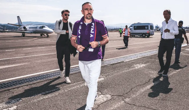 Franck Ribéry viajó hasta Florencia para estampar su firma por la Fiorentina.