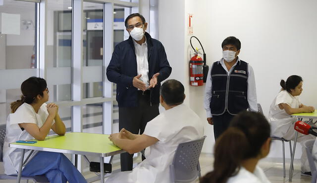 Martín Vizcarra en el Hospital de Ate Vitarte. Foto: PCM.
