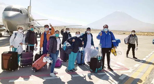 el dato  Equipo de profesionales de la salud arriba al aeropuerto de Arequipa. Reforzarán al diezmado personal médico regional .