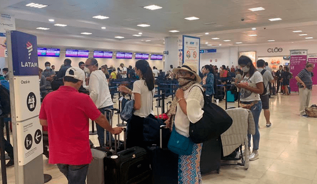 Turistas varados en Aeropuerto Internacional de Cancún. Foto: @ReynaCeciliaSM