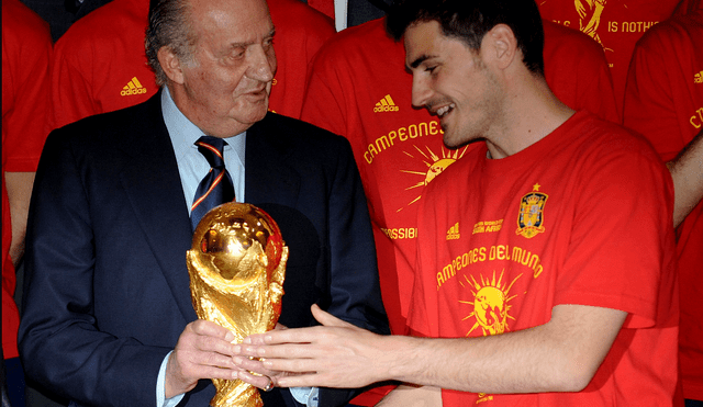 'San Iker' y el rey Juan Carlos de España con el trofeo de la Copa del Mundo. Foto: EFE.