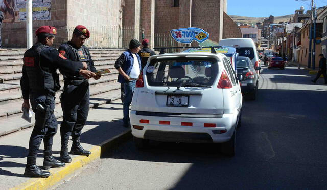Agentes de la Policía se mostraron consternados por la circulación de taxis en Puno.