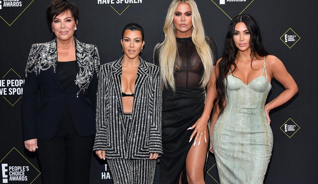 Kris Jenner y sus hijas Kourtney, Khloe y Kardashian sorprendidas en la alfombra roja de los People's Choice Awards 2019.