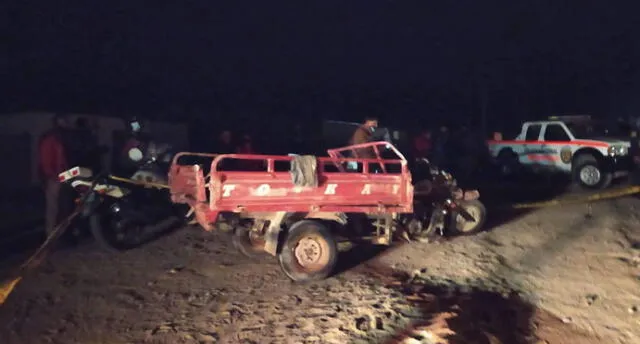 La motocarga en la que viajaban chocó contra un minivan en el kilómetro 7.5 de la carretera Tacna-Tarata. Foto: Policía Nacional.