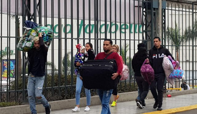 Familias venezolanas arriban al terminal de Plaza Norte [FOTOS]
