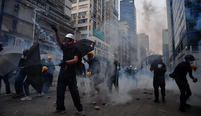 Jóvenes manifestantes en las calles de Hong Kong.