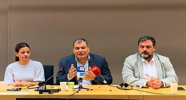 Rafael Correa (c) ofreció una rueda de prensa en el Parlamento Europeo. Foto: EFE