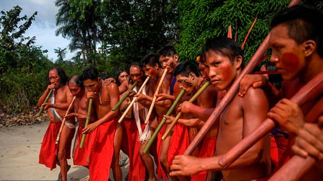 Miembros de la tribu Waiapi realizando una danza. Foto: AFP.