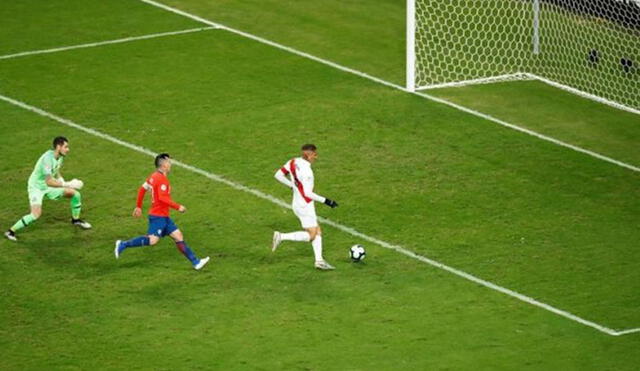 Paolo Guerrero marca el 3-0 ante Chile por las semifinales de la Copa América 2019. Foto: AFP.