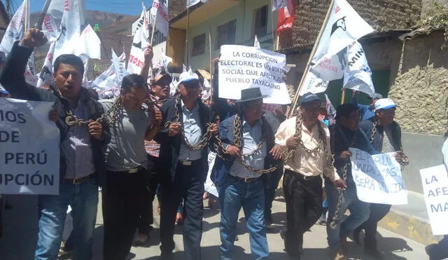 Huancavelica: candidato a alcaldía y sus regidores se enmarrocan en frontis del Jurado