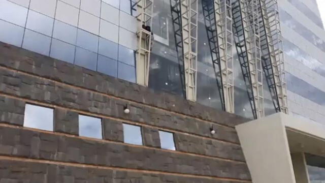 Puno: "Hombre araña" ruso trepó edificio de la UNA [VIDEO]