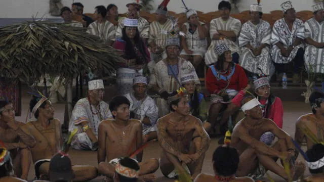 Un grupo de integrantes de una comunidad amazónica escuchando al Papa Francisco durante su visita a Puerto Maldonado en el 2018. (Foto: Jorge Cerdán /  Archivo La República)