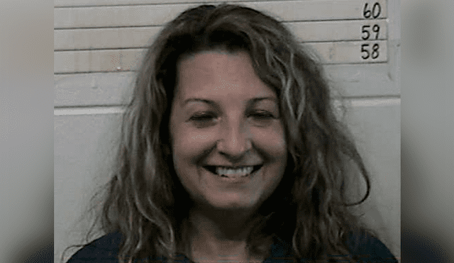 Mujer sonríe en foto policial tras ser detenida por asesinar a su esposo