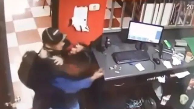 Delincuente engañó a trabajadora con la excusa que necesitaba una ayuda, pero terminó agrediéndola para robar. (Foto: Captura de video / América TV)