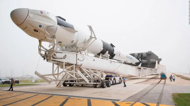 La Crew Dragon es una nave espacial de ocho metro de alto y cuatro de diámetro que ha sido fabricada por la empresa SpaceX. (Foto: CNN)