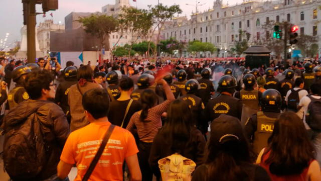 Reprimen con gases lacrimógenos a escolares que protestaban en Plaza San Martín. Créditos: Difusión.