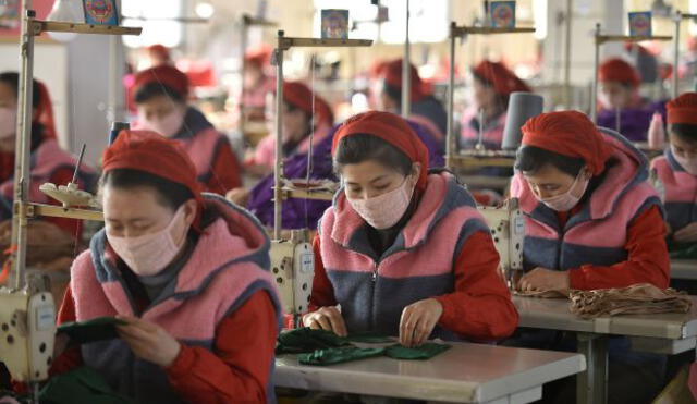 Trabajadoras en la Fábrica de Ropa Tejida Songyo en Pyongyang elaboran mascarillas para protegerse del coronavirus. Foto: AFP