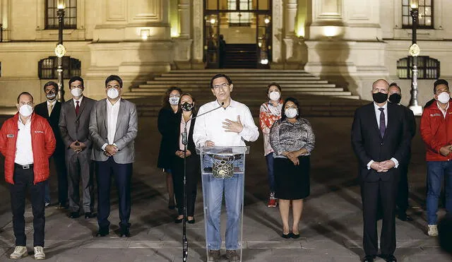 Despedida. A las 9 y 30 de la noche Martín Vizcarra dio un pronunciamiento junto a su gabinete. Agradeció el respaldo de la población y se fue entre aplausos. Foto: