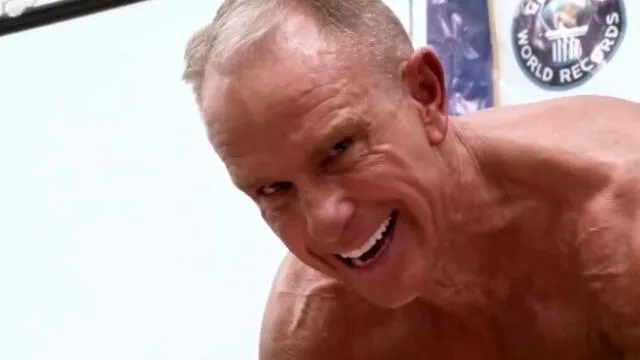 Hombre de 62 años logra récord mundial al estar más de ocho horas en plancha abdominal [VIDEO]