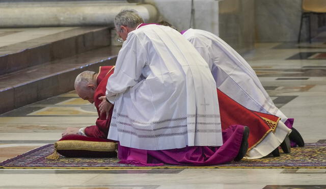 El papa Francisco rezó frente al llamado crucifijo de la Gran Peste. Foto: AFP.