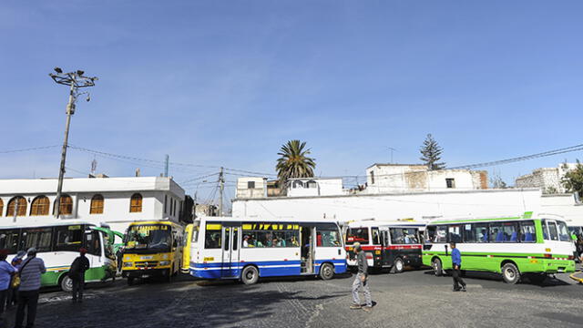 Caos en transporte sin solución en Arequipa
