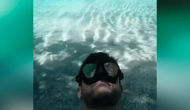 Chico nada en un profundo lago y queda aterrado al ser sorprendido por una extraña criatura [VIDEO]
