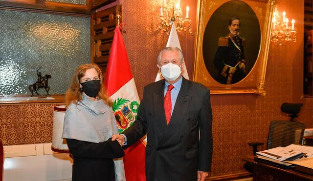 Óscar Maúrtua sostuvo una reunión con la embajadora de Estados Unidos, Lisa Kenna. Foto: Twitter @CancilleriaPeru