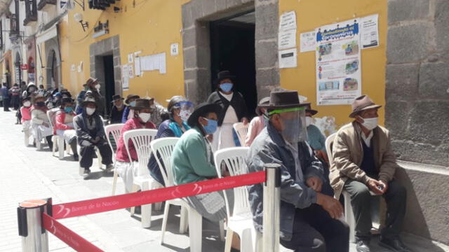 Defensoría del Pueblo en Ayacucho da cuenta de la situación que se vive en las afueras de los bancos. Foto: Defensoría