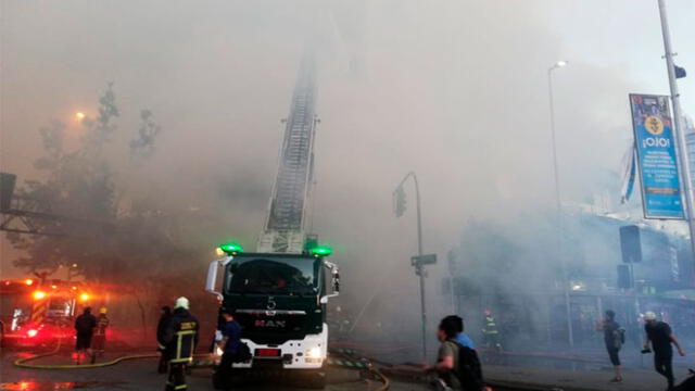 Incendio en edificio de Santiago de Chile fue causado en medio de las protestas contra Sebastián Piñera. Foto: Difusión